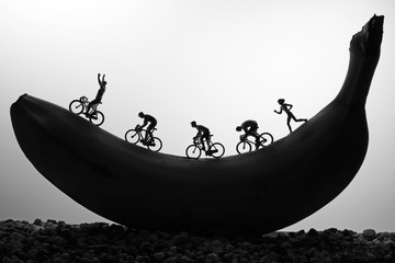 Fahrradrennen auf einer Banane © kgo3121