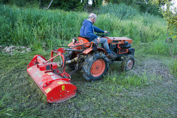 Taglio dell'erba con trattore