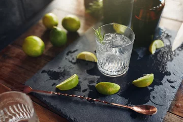 Tableaux ronds sur aluminium brossé Bar Fresh made cocktail drink