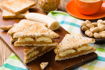 sandwich with peanut butter and banana