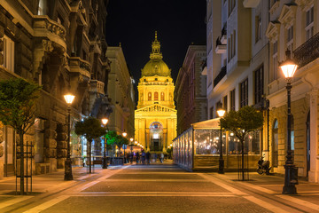 Fototapeta na wymiar St Stephens Basilica from a side street in Budapest