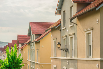 Modernisierte Reihenhäuser einer Bergmannssiedlung in Lothringen bei sonnigem Wetter