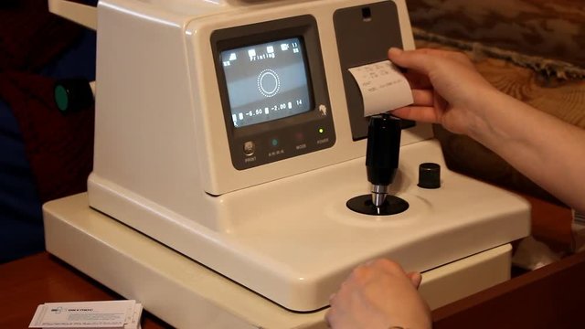 Ophthalmic diagnostic device