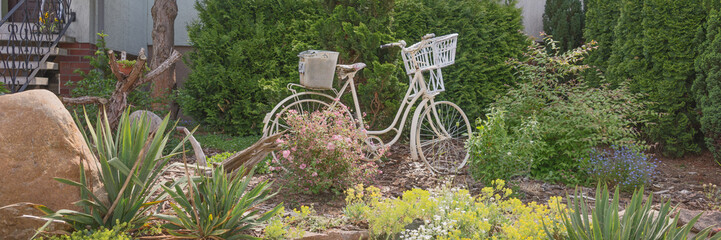 Fototapeta na wymiar Fahrrad im Vorgarten als Dekoration
