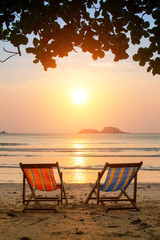 Obraz premium Loungers on the Sea beach at amazing sunrise.