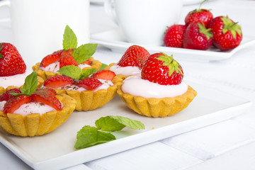 cupcakes with strawberries