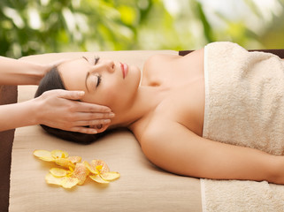 Obraz na płótnie Canvas woman in spa getting facial massage