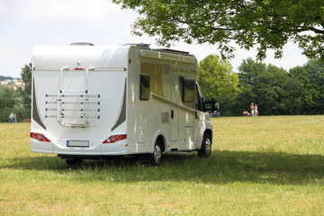ein Wohnmobil mit Fahrradträger
