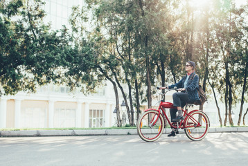 Obraz premium female riding vintage bicycle in park 