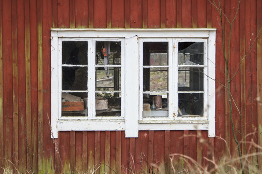 Vita spröjsade fönster på en gammal träbyggnad