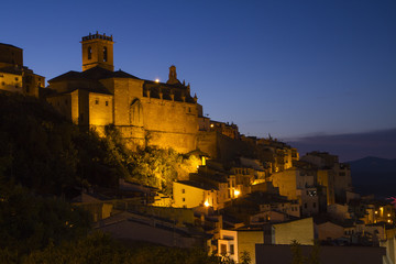 Fototapeta premium Upplyst kyrka i historisk spansk bergsby