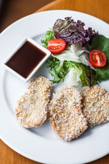 Breading pork with fresh vegetables