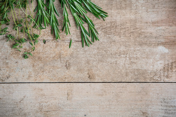 Rosmarin und Thymian auf einem alten Holzbrett
