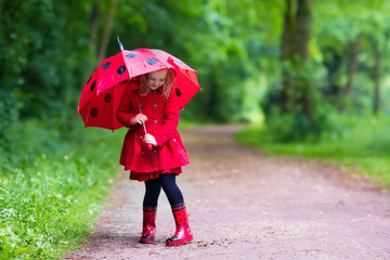 Obraz premium Little girl walking in the rain