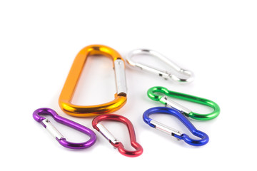 Moschettoni colorati su sfondo bianco