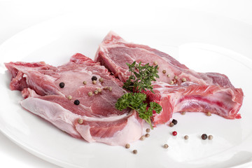 deux côtelettes de porc crues