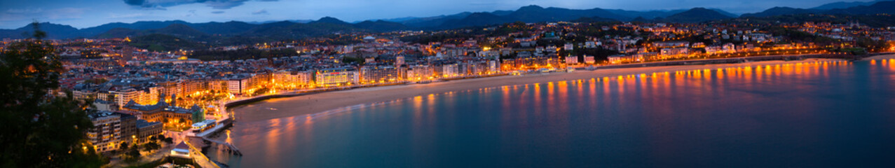 Naklejka premium Panorama zatoki La Concha o zmierzchu w San Sebastian