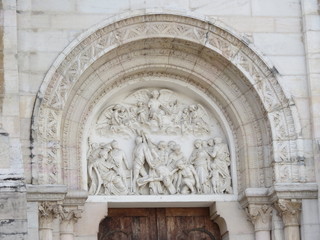 Bourgogne - Saône-et-Loire - Eglise Saint-Pierre - Sculpture au dessus du portail