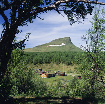 Houses on plain with mountains in background