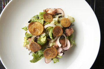 Octopus salad with crispy potatoes