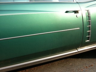 Riesige Tür eines amerikanischen Luxus Cabriolet der Sechziger Jahre in Grünmetallic bei Sonnenschein in Bielefeld im Teutoburger Wald in Ostwestfalen-Lippe