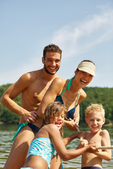 Familie beim Tauziehen im Team im Urlaub
