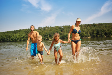 Familie und Kinder haben Spaß beim Baden