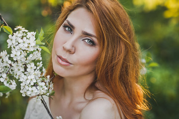 Naklejka premium Close-up portrait of girl in open dress 6188.