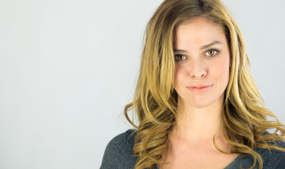 Fototapeta premium female model attractive woman on plein background with copy spac