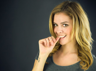 Obraz premium female model attractive woman on plein background with copy spac