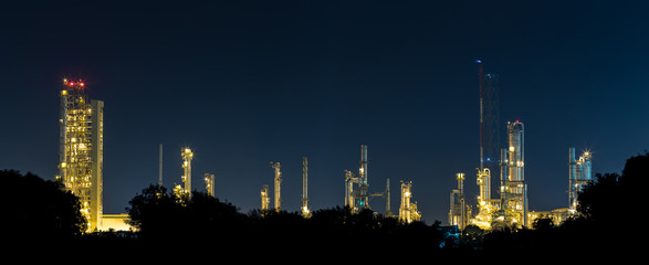 Fototapeta na wymiar petrochemical plant and oil refinery at twilight time