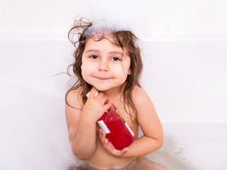 Obraz na płótnie Canvas happy little girl taking bath