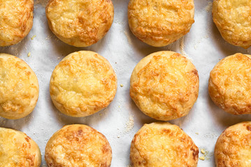 Ungarische Backwaren namens Pogacsa mit Käse, fotografiert mit natürlichem Licht
