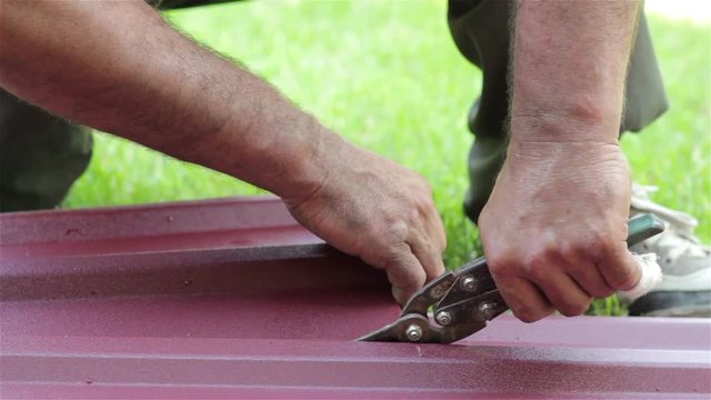 cutting sheet metal roof/Working with scissors cutting sheet metal roof