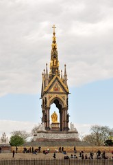 Fototapeta na wymiar Albert Memorial in den Kensington Gardens in London 