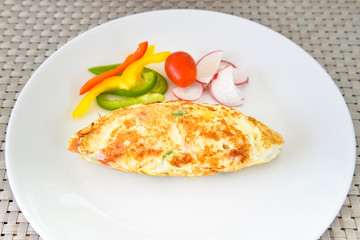 Egg white omelette with bell pepper, tomato and radish