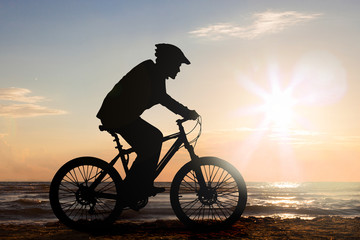 Obraz premium Man Cycling At Beach