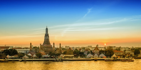 Obraz premium Wgląd nocy Wat Arun Świątynia w bangkoku, Tajlandia