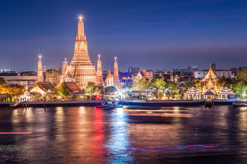 Fototapeta premium Wat Arun night view Temple in bangkok, Thailand