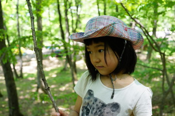 森の中の少女　アジア人　日本人　