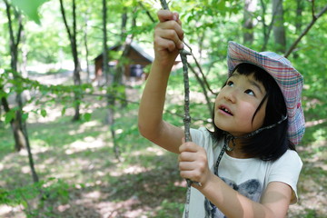 森の中の少女　アジア人　日本人　