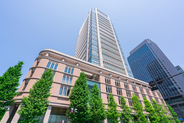 Fototapeta na wymiar 東京　丸の内　高層ビル　新緑