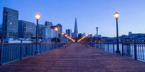  San Francisco Downtown vanaf Pier 7, Dusk. De pieren van San Francisco langs de Embarcadero zijn mooie herinneringen aan de stadsgeschiedenis en geweldig voor fotografie. © Yuval Helfman