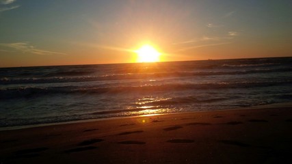 Fototapeta na wymiar tramonto dalla spiaggia