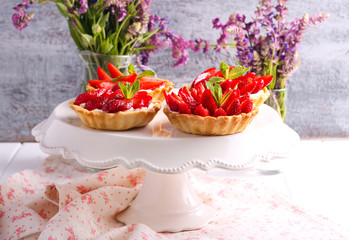 Obraz na płótnie Canvas Strawberry and cream cheese mini cakes