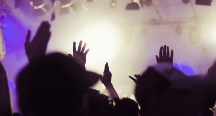 Party, Spaß und Nachtleben: Die Hände sind oben! Laß uns zur Musik tanzen und Spaß haben. 