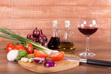 Gemüse, Zwiebel, Tomate, Knoblauch, Gurke und Rotweinglas