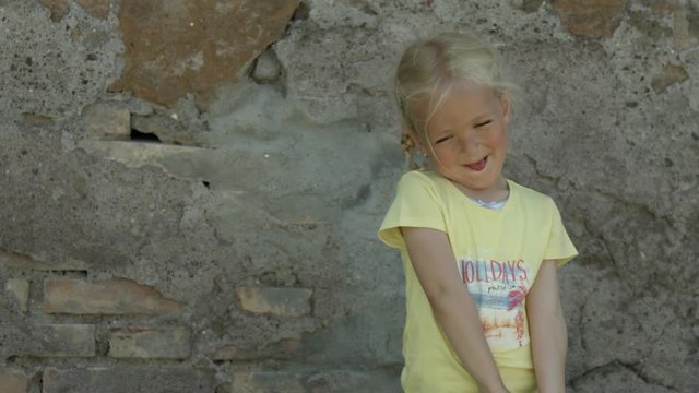 Piccola bambina bionda timida a Roma, Italia, Europa