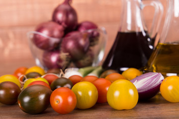 Gemüse, Zwiebel, Tomate, Knoblauch, Gurke und Dekoration