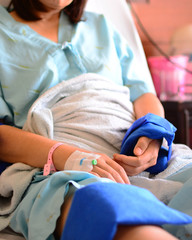 Obraz premium IV solution intravenous drip patient hand